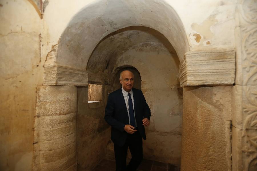 El secretario de Estado de Cultura, Fernando Benzo, y el consejero de Educación y Cultura del Principado de Asturias, Genaro Alonso, han presentado hoy, en la Iglesia de San Miguel de Lillo (Oviedo), el proyecto de restauración de las pinturas y revestimientos murales de San Miguel de Lillo. En el acto han estado acompañado por Víctor Manuel Cedrón, delegado Diocesano de Bienes Culturales