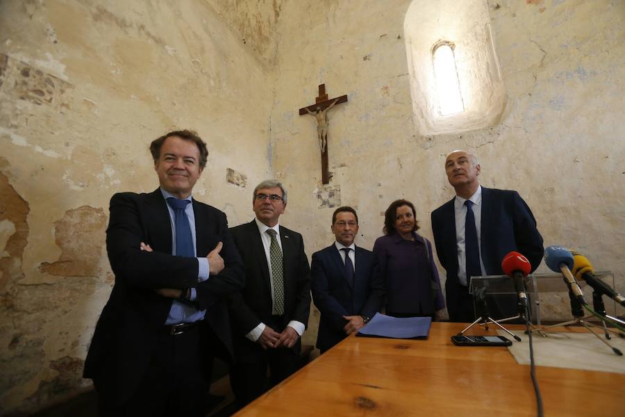 El secretario de Estado de Cultura, Fernando Benzo, y el consejero de Educación y Cultura del Principado de Asturias, Genaro Alonso, han presentado hoy, en la Iglesia de San Miguel de Lillo (Oviedo), el proyecto de restauración de las pinturas y revestimientos murales de San Miguel de Lillo. En el acto han estado acompañado por Víctor Manuel Cedrón, delegado Diocesano de Bienes Culturales