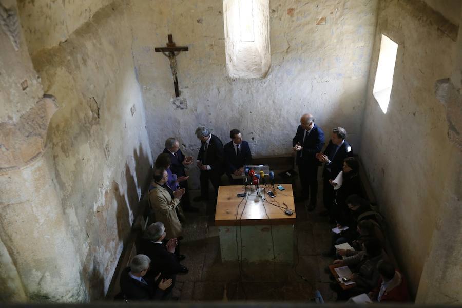El secretario de Estado de Cultura, Fernando Benzo, y el consejero de Educación y Cultura del Principado de Asturias, Genaro Alonso, han presentado hoy, en la Iglesia de San Miguel de Lillo (Oviedo), el proyecto de restauración de las pinturas y revestimientos murales de San Miguel de Lillo. En el acto han estado acompañado por Víctor Manuel Cedrón, delegado Diocesano de Bienes Culturales
