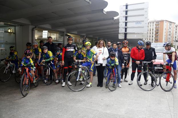 Chechu Rubiera, con representantes de Ciudadanos y varios ciclistas, ayer, en la Pola. 