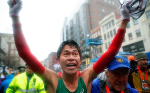 Yuki Kawauchi, al cruzar la línea de meta. 