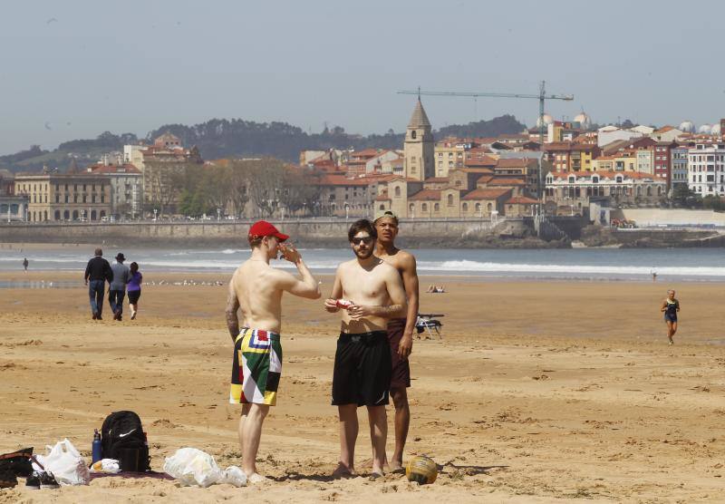 Fotos: Gijón, dispuesto a disfrutar del sol y del calor