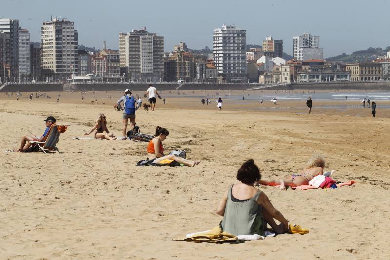 Fotos: Gijón, dispuesto a disfrutar del sol y del calor