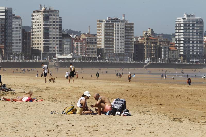 Fotos: Gijón, dispuesto a disfrutar del sol y del calor