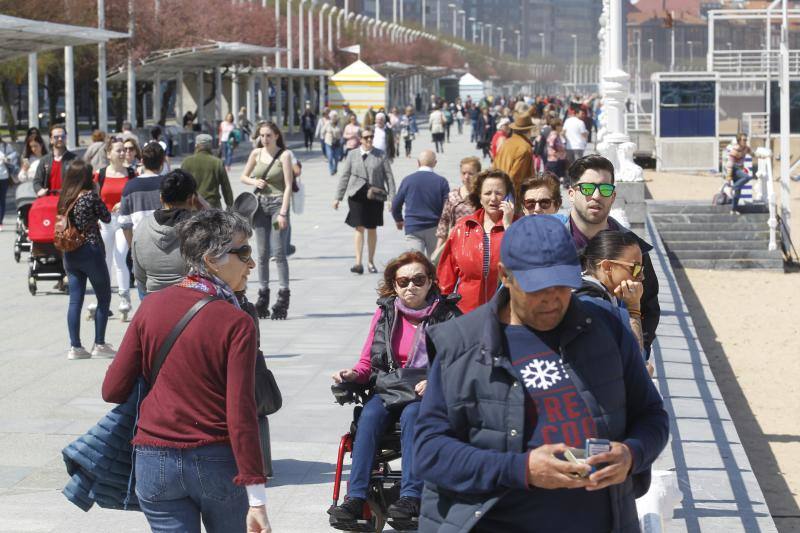 Fotos: Gijón, dispuesto a disfrutar del sol y del calor