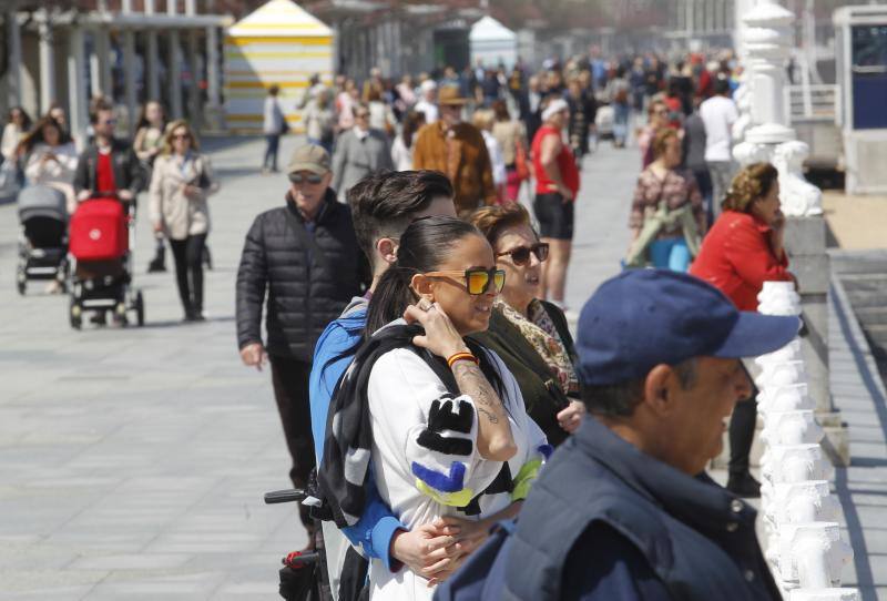 Fotos: Gijón, dispuesto a disfrutar del sol y del calor