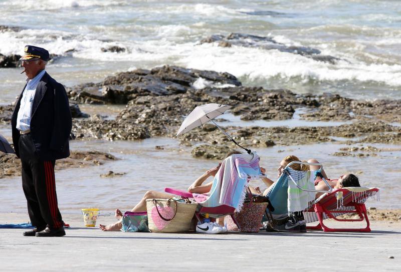 Fotos: Gijón, dispuesto a disfrutar del sol y del calor