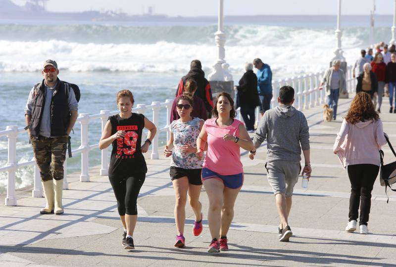 Fotos: Gijón, dispuesto a disfrutar del sol y del calor