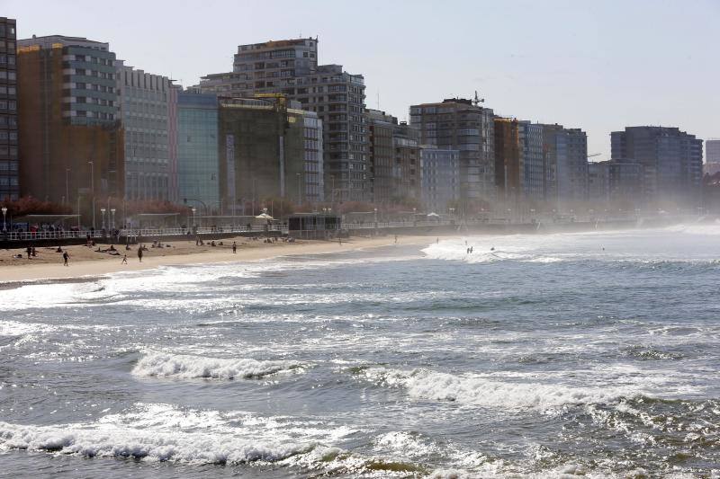 Fotos: Gijón, dispuesto a disfrutar del sol y del calor