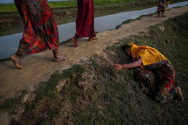 Un refugiado rohinyá agotado que huye de la violencia en Myanmar pide ayuda a los que cruzan hacia Palang Khali, cerca de Cox's Bazar (Bangladés), el 2 de noviembre de 2017.