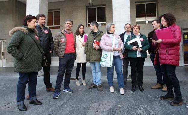 Representantes de la Junta de Personal Docente, frente a la Consejería de Educación. 