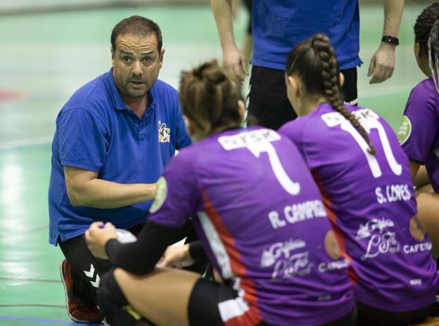 Diego Lafuente da instrucciones en el partido ante el Aula. 