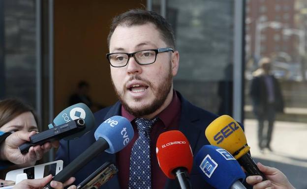 Pedro Víctor Álvarez, abogado de Javier Ledo, hablando con los periodistas a la salida de los juzgados.