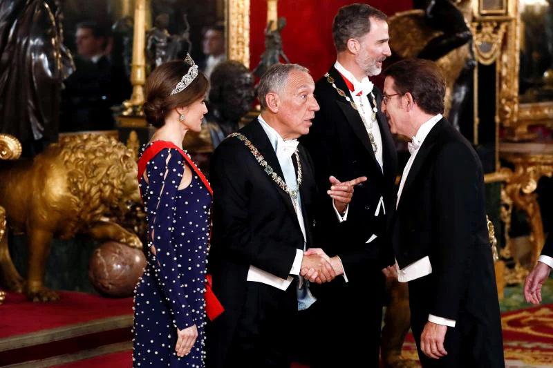 Más de 400 invitados del mundo político, económico, cultural, deportivo y de la comunicación asistieron este lunes a la recepción ofrecida en honor de los Reyes por el presidente de Portugal, Marcelo Rebelo de Sousa, en el Palacio de El Pardo