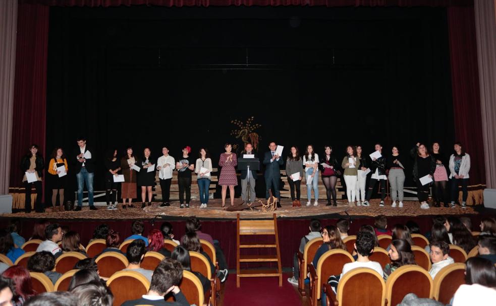Algunos de los cuarenta alumnos premiados en el XIV Concurso Forum de Cultura Clásica, sobre el escenario del Jovellanos. 