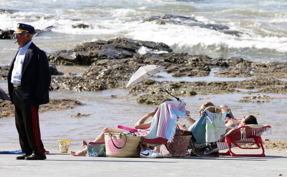 El Tostaderu volvió a congregar a numerosas personas para aprovechar los rayos de sol. 