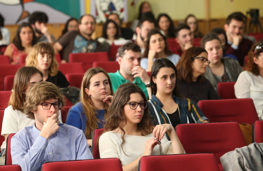 Lucía Fernández, trabajadora sexual y estudiante de Derecho, habla sobre prostitución y derechos laborales en unas jornadas organizadas por la Universidad de Oviedo.