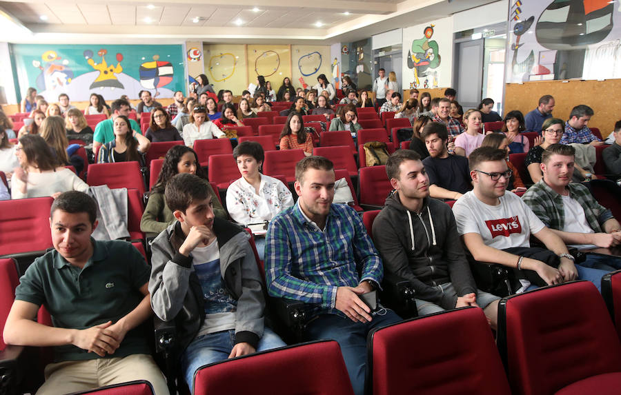 Lucía Fernández, trabajadora sexual y estudiante de Derecho, habla sobre prostitución y derechos laborales en unas jornadas organizadas por la Universidad de Oviedo.