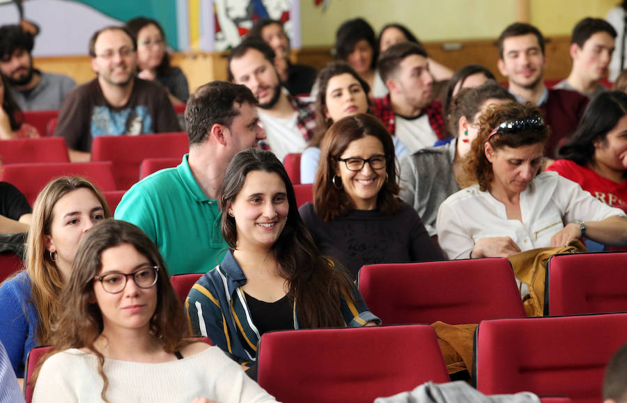 Lucía Fernández, trabajadora sexual y estudiante de Derecho, habla sobre prostitución y derechos laborales en unas jornadas organizadas por la Universidad de Oviedo.