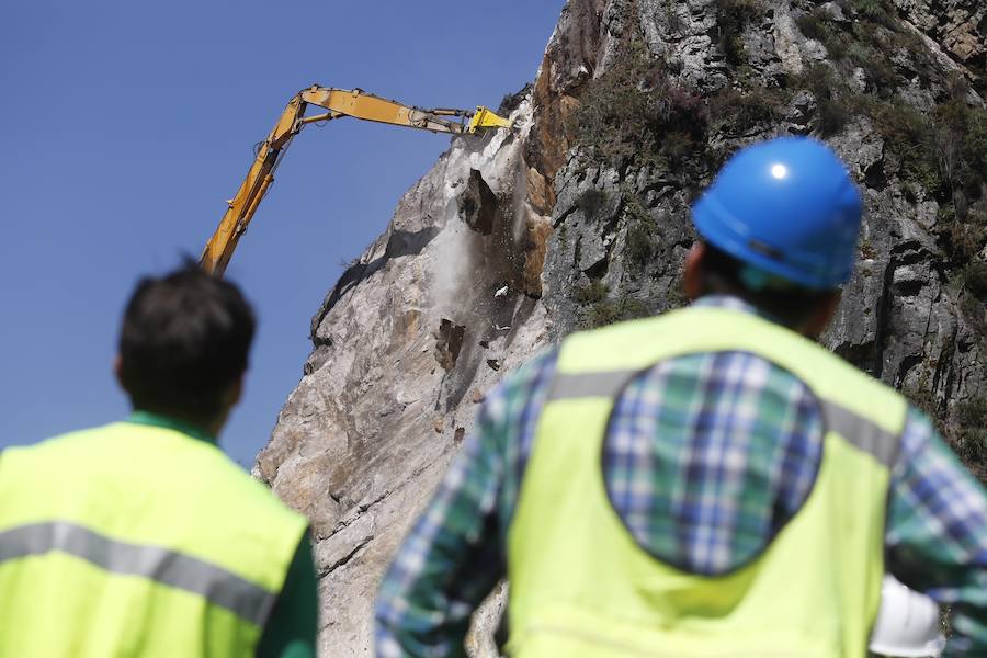Fotos: Las máquinas trabajan para retirar el argayu de Caso