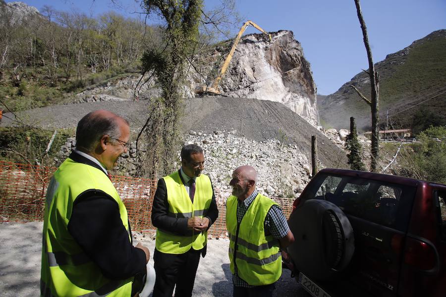 Fotos: Las máquinas trabajan para retirar el argayu de Caso