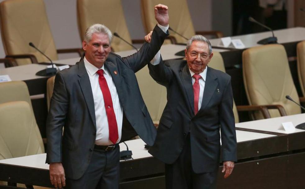 Miguel Díaz Canel y Raúl Castro.