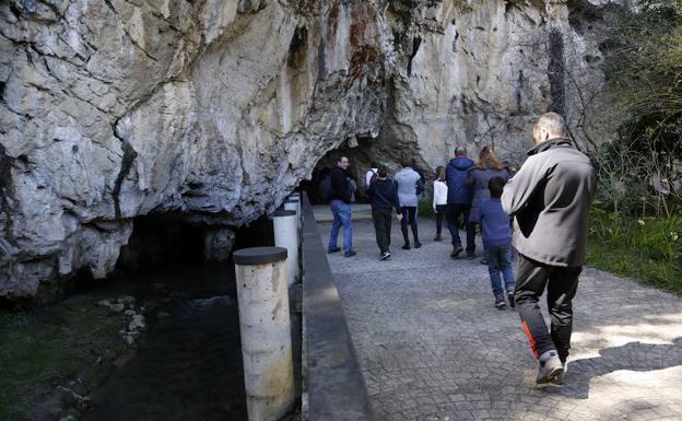 Visitantes accediendo a la cueva de Tito Bustillo.