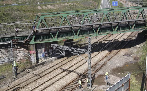 Una fuga de agua obliga a suprimir tres trenes de cercanías en La Manjoya