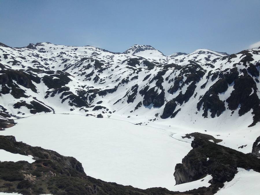 Fotos: Vía libre para acceder al alto de La Farrapona, en Somiedo