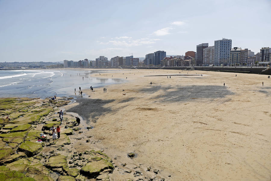 La mancha oscura ha aparecido de nuevo junto al 'pedreru' de San Pedro y se prolonga hasta la escalera número 2 del arenal gijonés