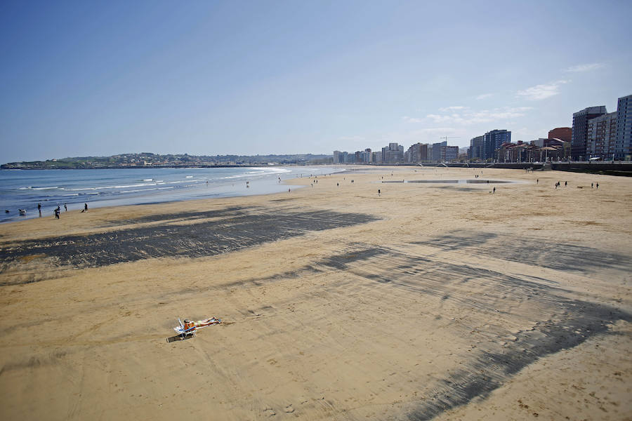 La mancha oscura ha aparecido de nuevo junto al 'pedreru' de San Pedro y se prolonga hasta la escalera número 2 del arenal gijonés
