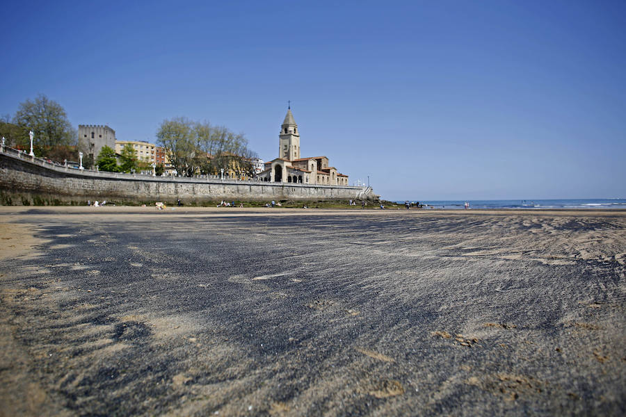 La mancha oscura ha aparecido de nuevo junto al 'pedreru' de San Pedro y se prolonga hasta la escalera número 2 del arenal gijonés