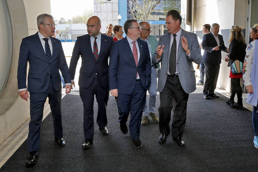 La apertura corrió a cargo del consejero de Sanidad y con este encuentro se dan por inaugurados los actos del cincuentenario del Hospital de Cabueñes