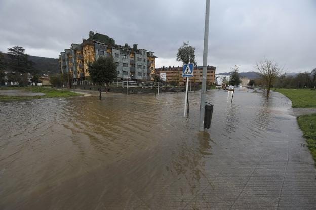 Inundaciones en la avenida de España de Villaviciosa, junto a La Barquerina, el pasado día 5 de febrero. 