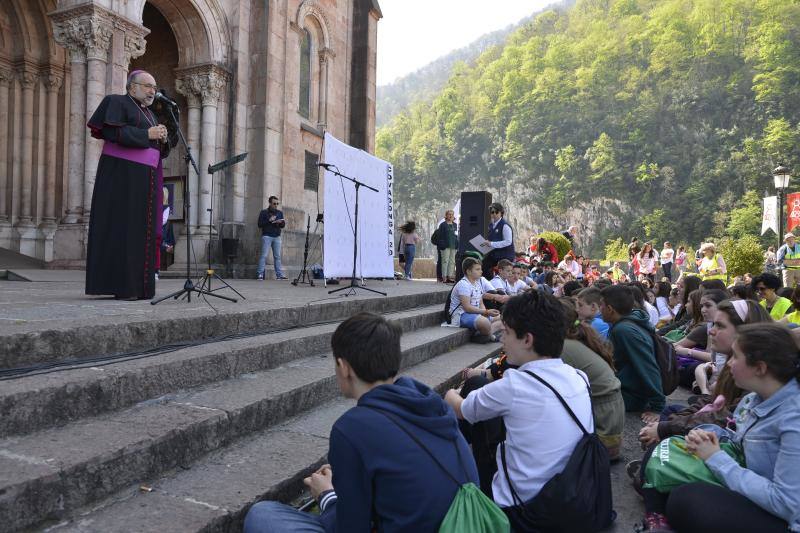 Fotos: Los jóvenes llenan Covadonga