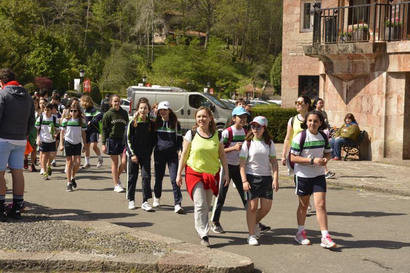 Fotos: Los jóvenes llenan Covadonga