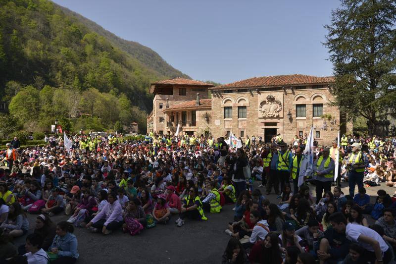 Fotos: Los jóvenes llenan Covadonga