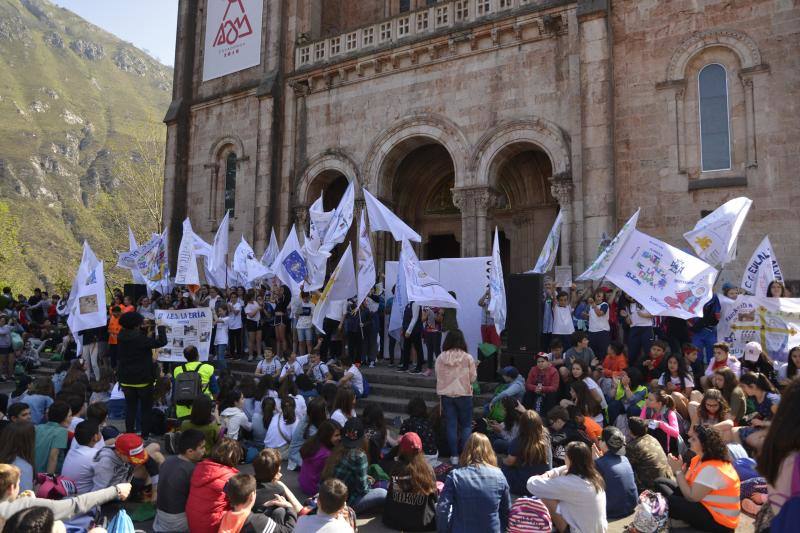 Fotos: Los jóvenes llenan Covadonga