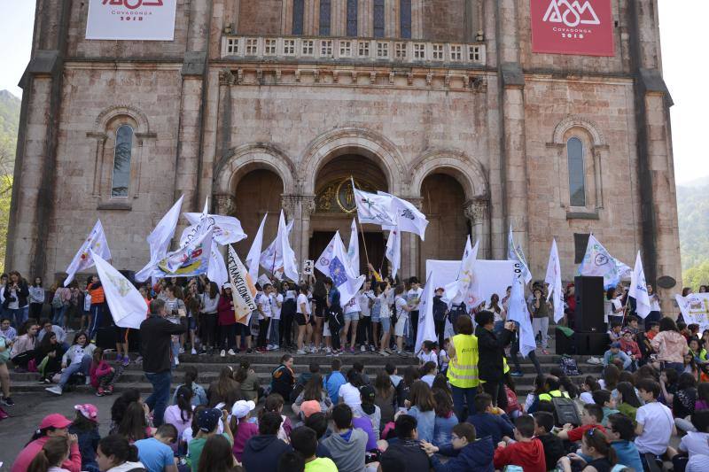 Fotos: Los jóvenes llenan Covadonga