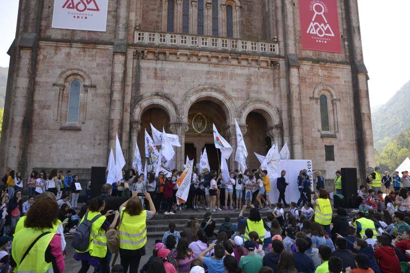 Fotos: Los jóvenes llenan Covadonga