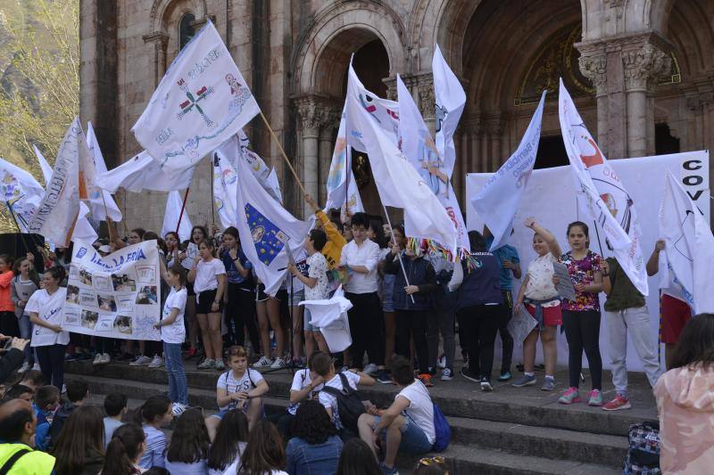 Fotos: Los jóvenes llenan Covadonga