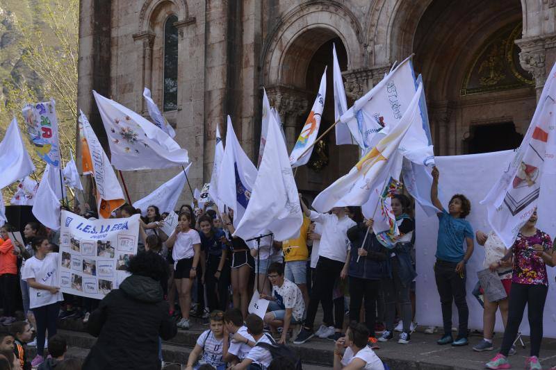 Fotos: Los jóvenes llenan Covadonga