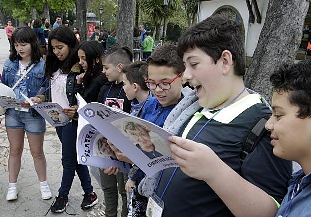 Escolares leyendo poemas frente a La Granja. 