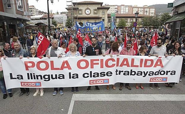 Miles de personas pideron en Oviedo que el asturiano sea oficial en el Principado.