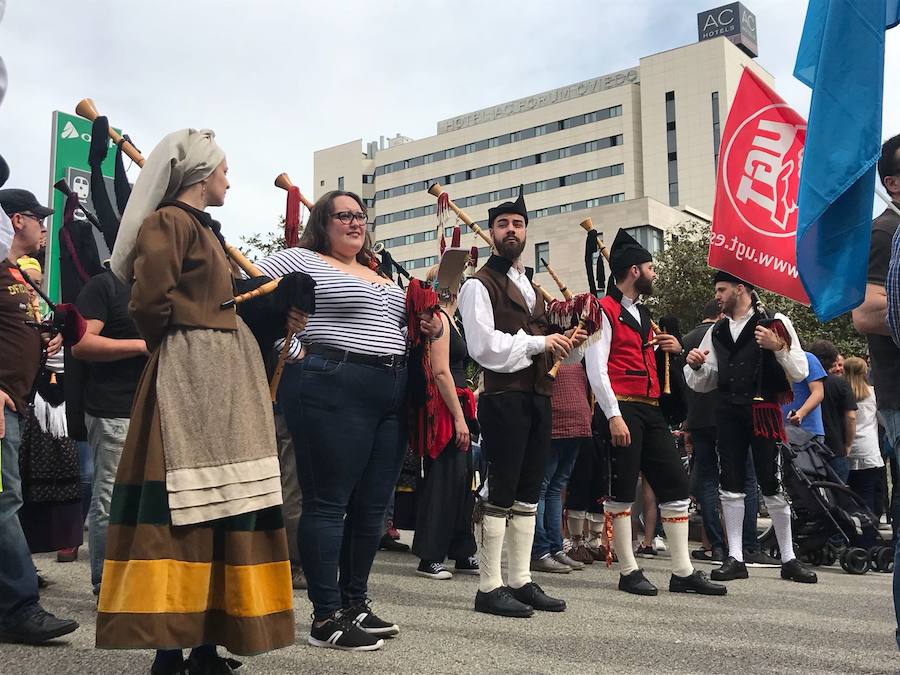 La concentración, celebrada en Oviedo, ha sido apoyada por miles de personas que a grito de «asturianu, llingua oficial» reclaman que la oficialidad sea una realidad 