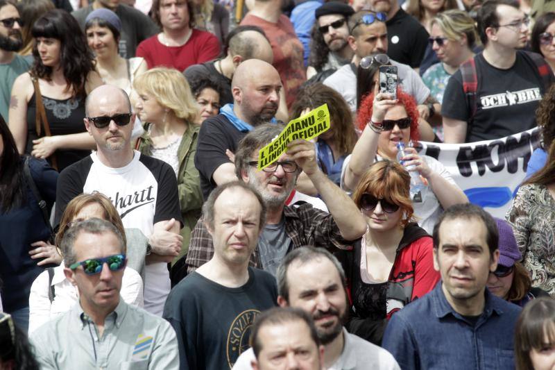 La concentración, celebrada en Oviedo, ha sido apoyada por miles de personas que a grito de «asturianu, llingua oficial» reclaman que la oficialidad sea una realidad 