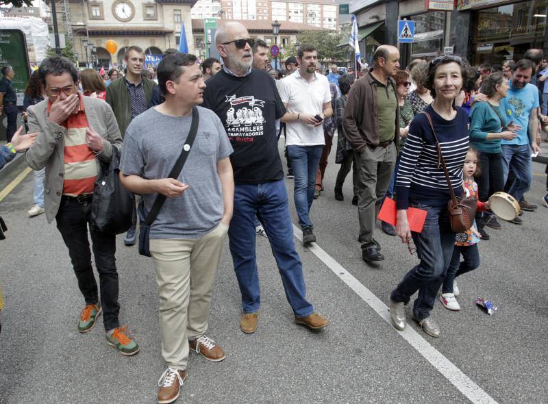 La concentración, celebrada en Oviedo, ha sido apoyada por miles de personas que a grito de «asturianu, llingua oficial» reclaman que la oficialidad sea una realidad 