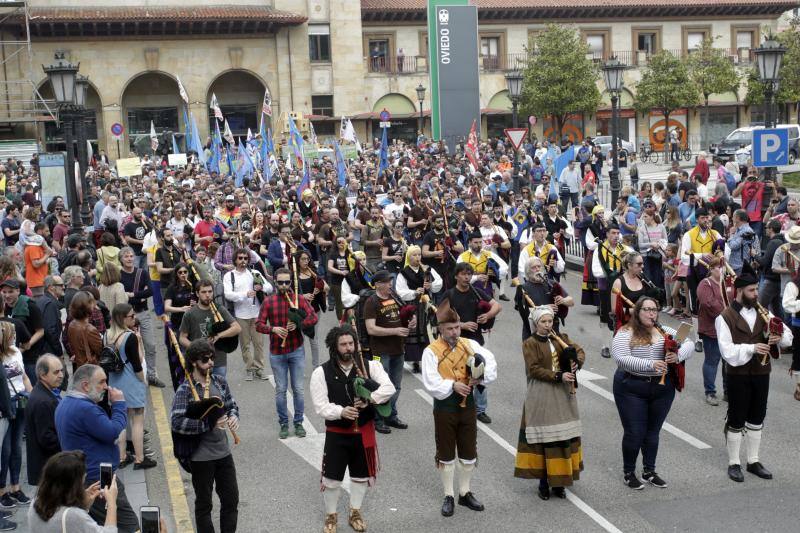 La concentración, celebrada en Oviedo, ha sido apoyada por miles de personas que a grito de «asturianu, llingua oficial» reclaman que la oficialidad sea una realidad 