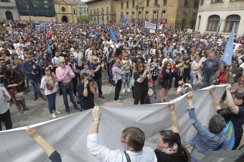 La concentración, celebrada en Oviedo, ha sido apoyada por miles de personas que a grito de «asturianu, llingua oficial» reclaman que la oficialidad sea una realidad 