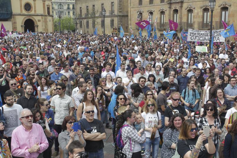 La concentración, celebrada en Oviedo, ha sido apoyada por miles de personas que a grito de «asturianu, llingua oficial» reclaman que la oficialidad sea una realidad 